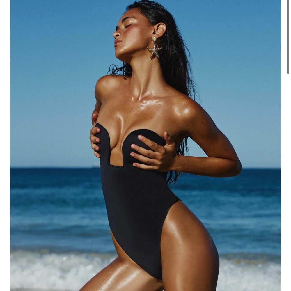 IT'S NOW COOL Swimsuit The Curve One Piece in Blackout NEW With Tags Size Small